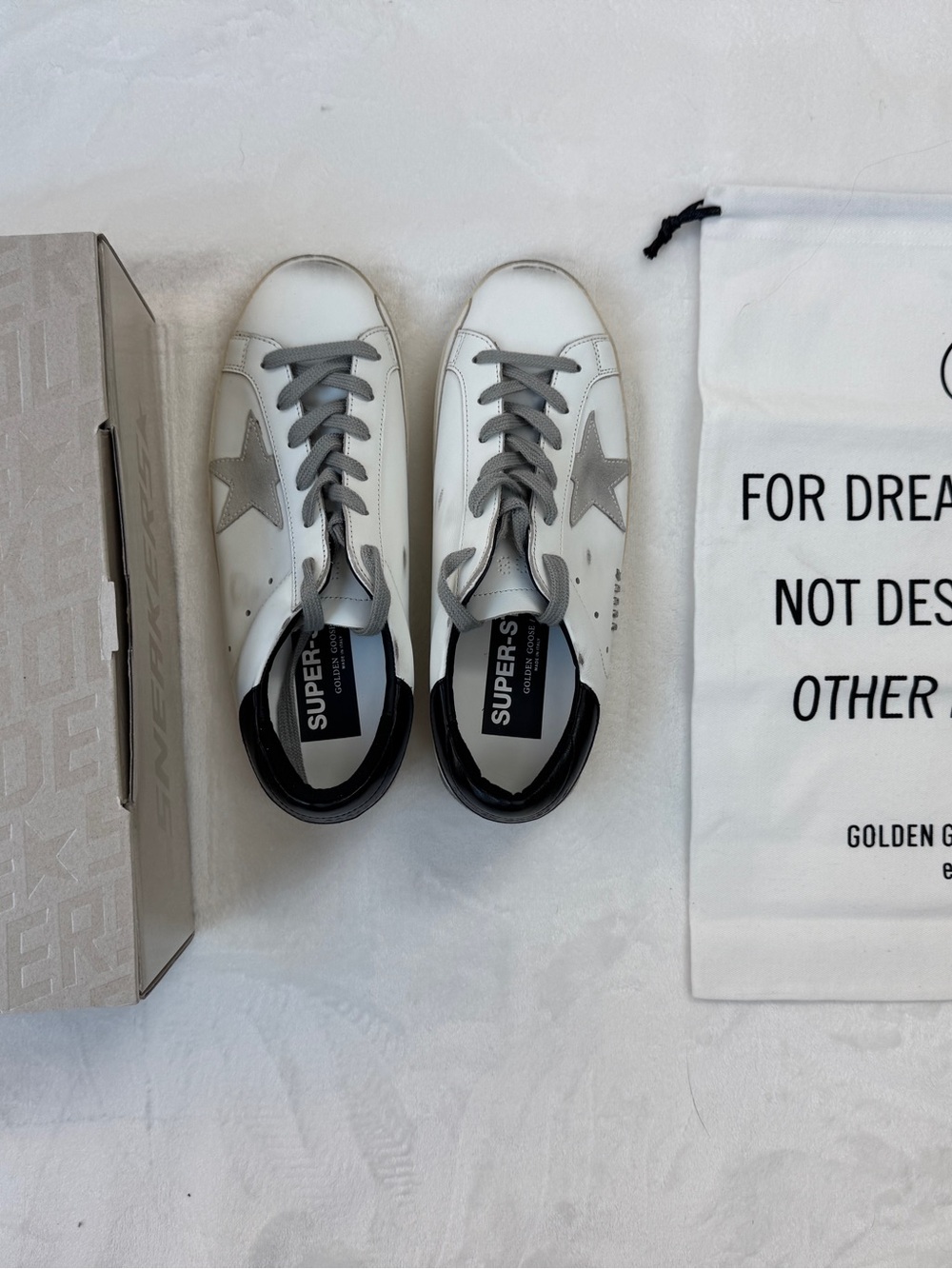 NEW Golden Goose Classic Sneaker - Picture 4 of 9